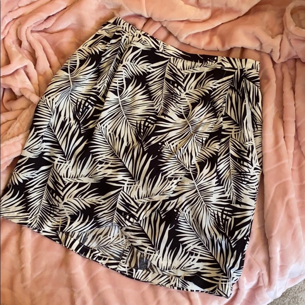🥭 (4 for $15) H&M Black Floral Tropical Skirt - Picture 8 of 8